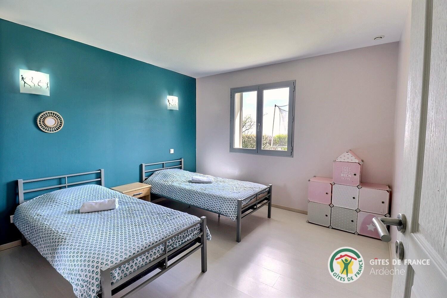 Chambre avec deux lits 90