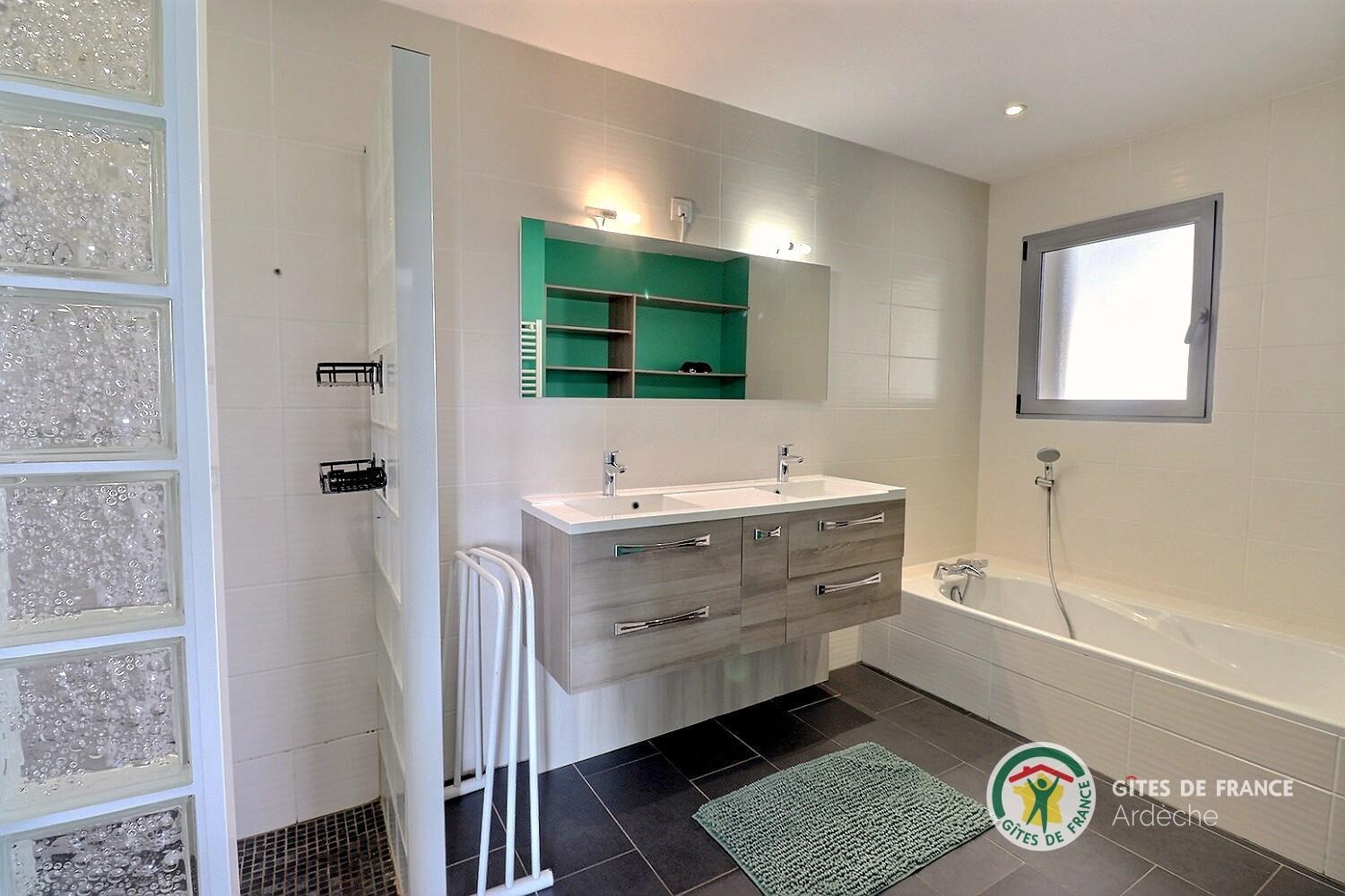 Salle de bains avec douche, baignoire et WC