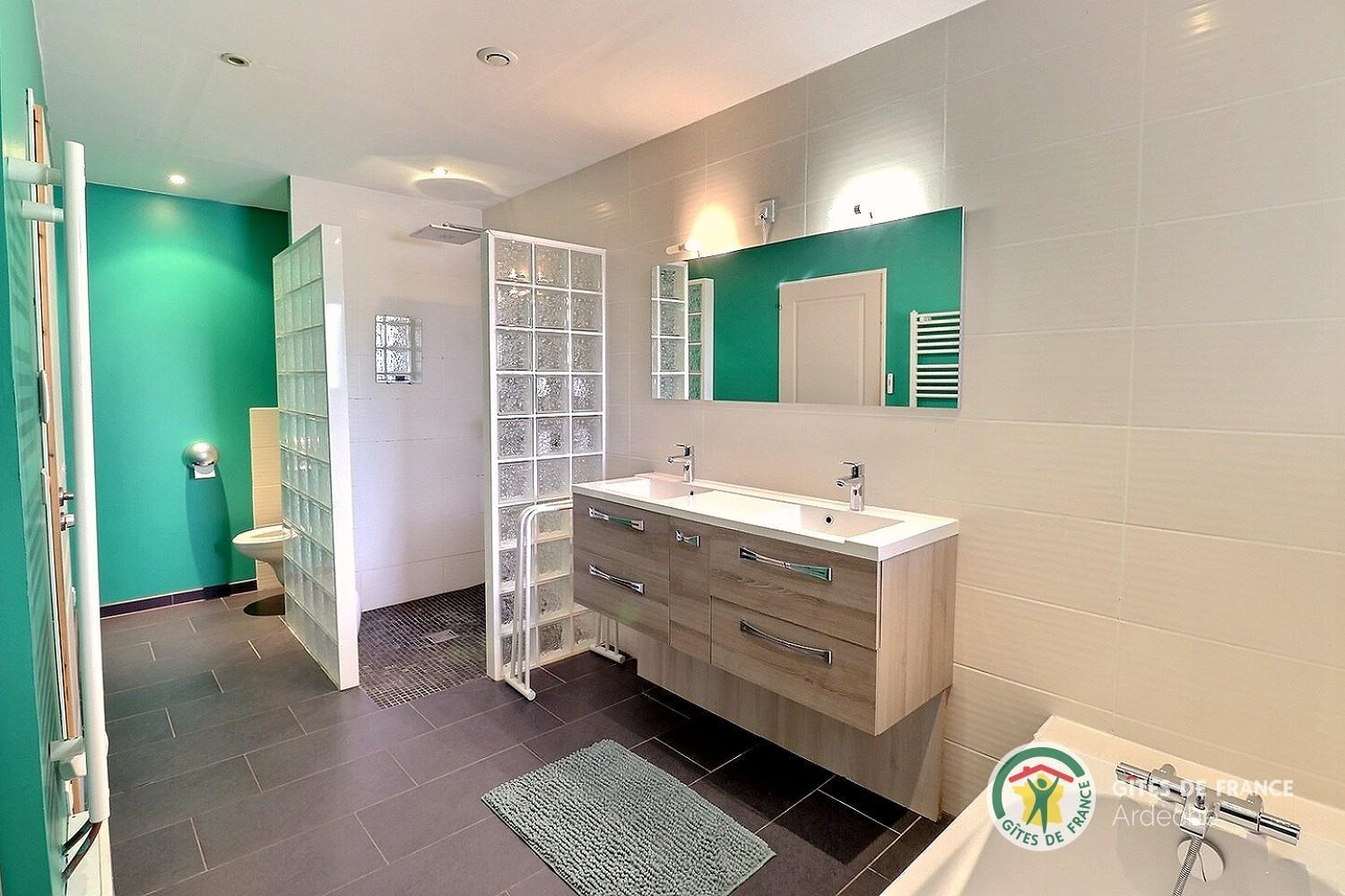 Salle de bains avec douche, baignoire et WC