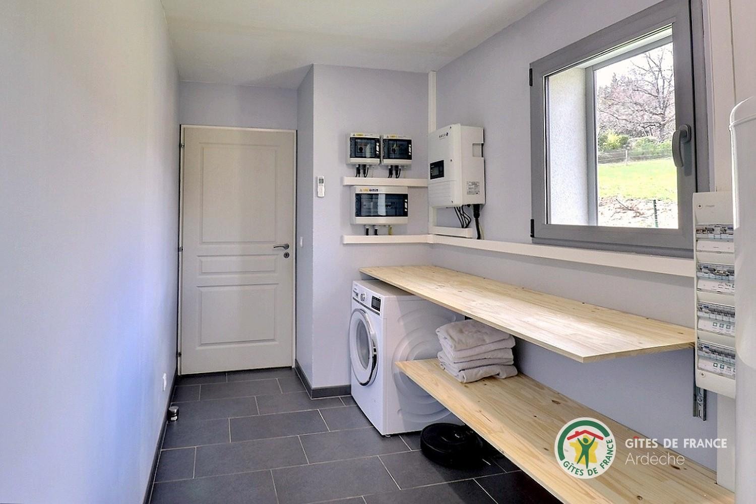 Buanderie avec lave linge et rangements