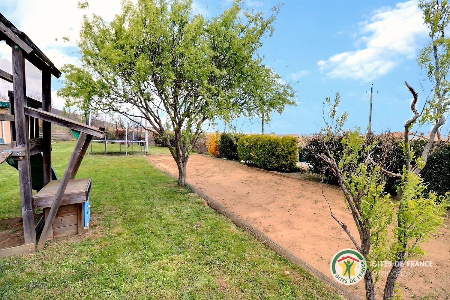 Terrain de pétanque dans le jardin
