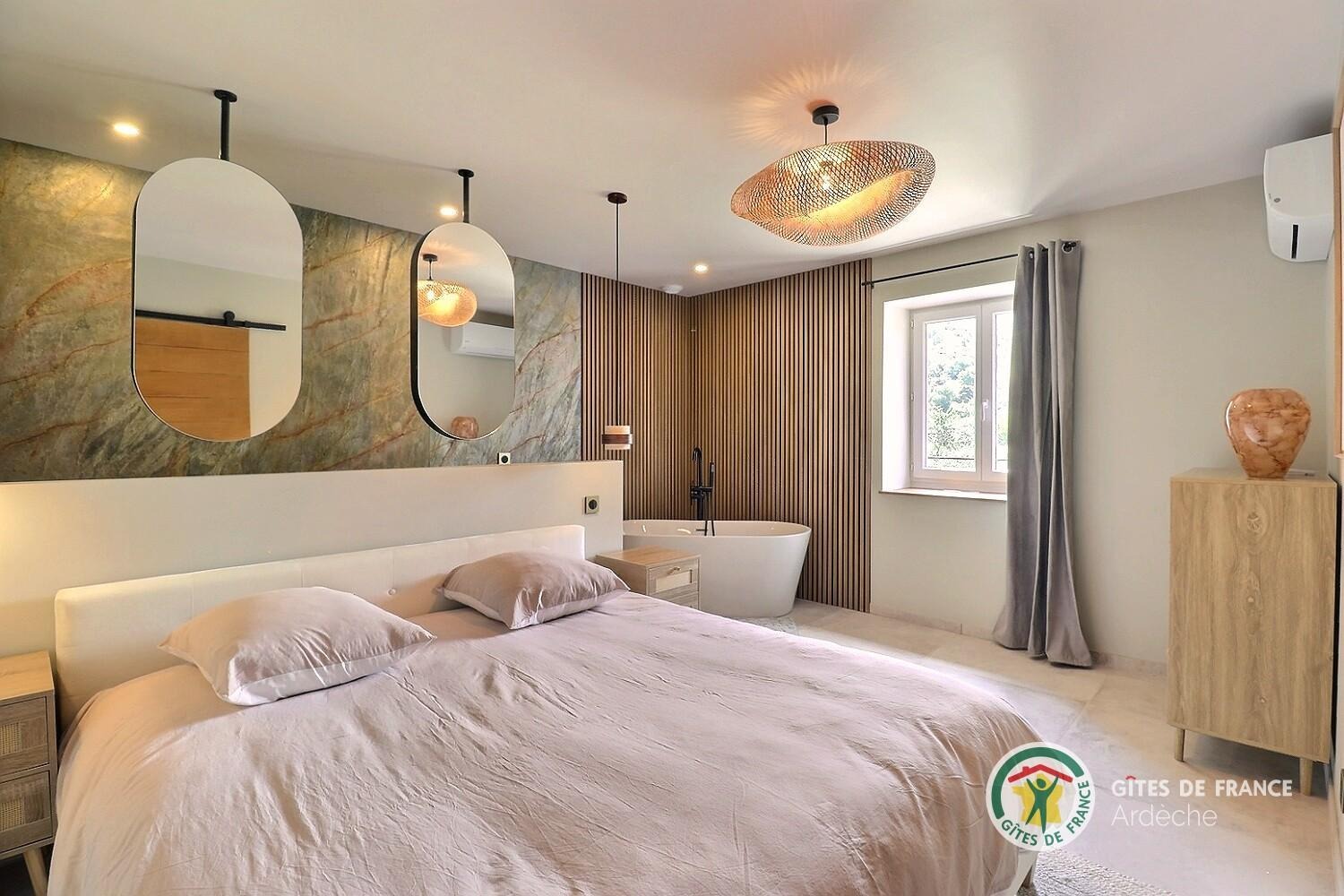 Première chambre avec lit en 180 et baignoire