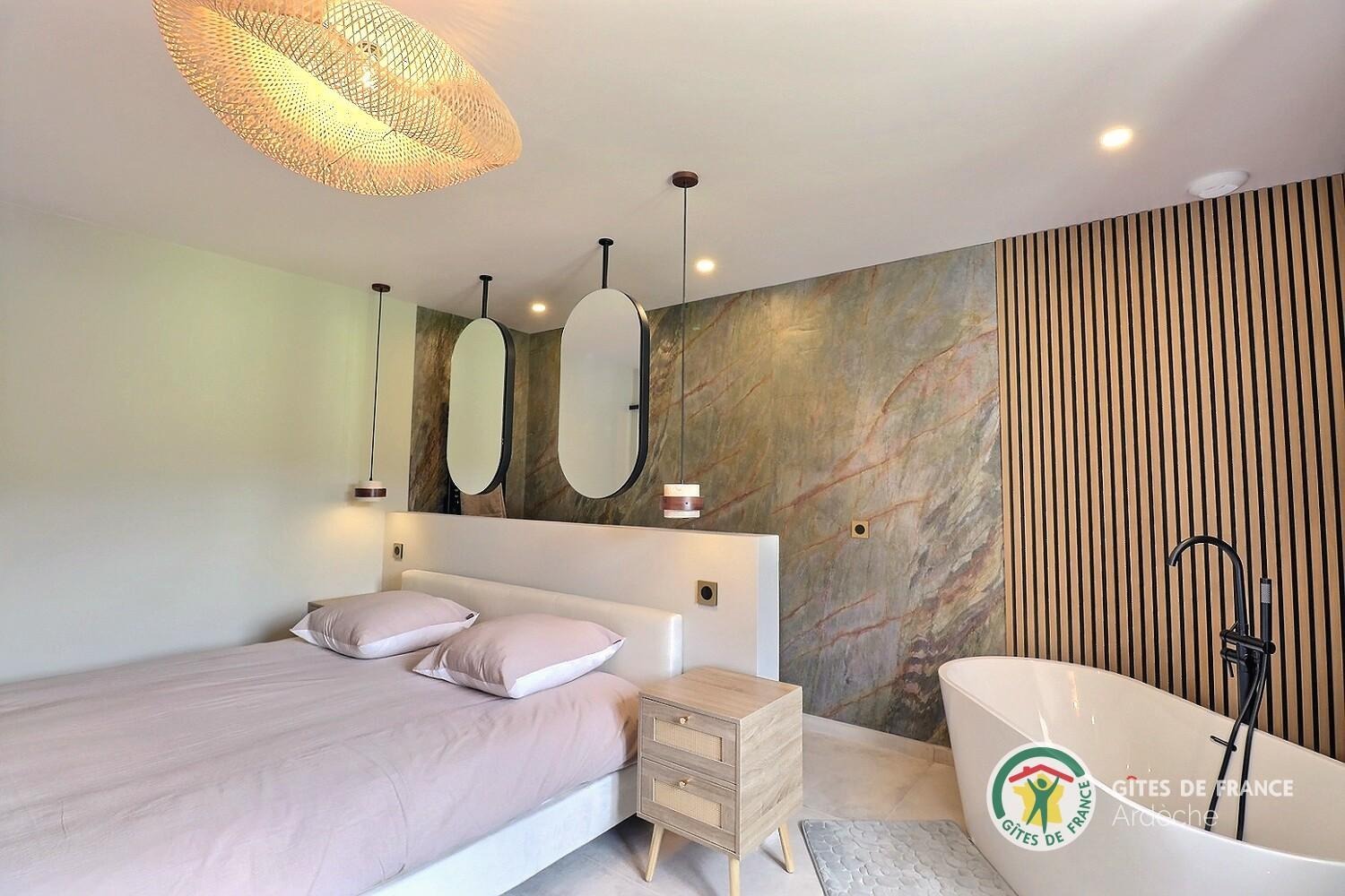 Première chambre avec lit en 180 et baignoire