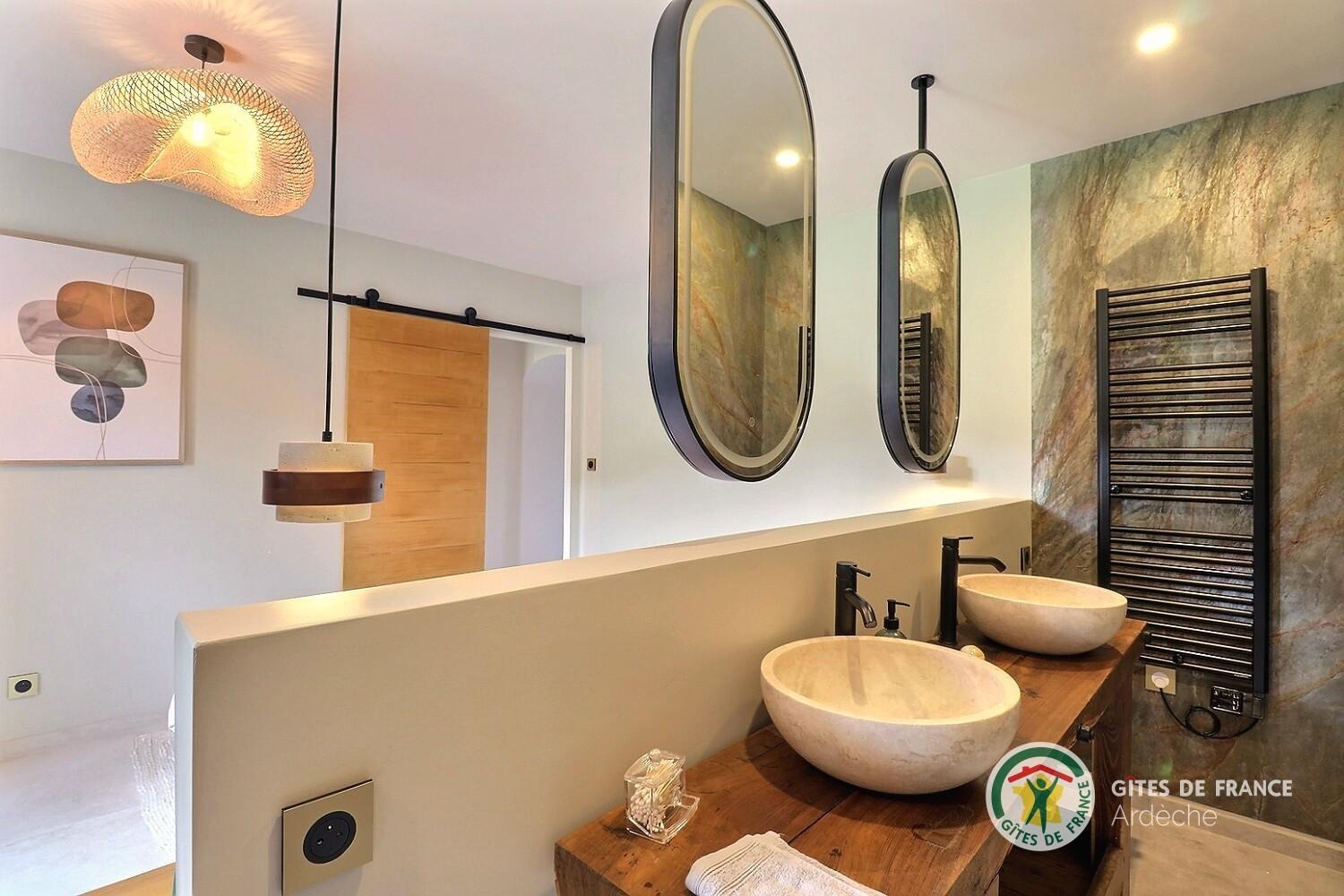 Première chambre avec lit en 180 et baignoire