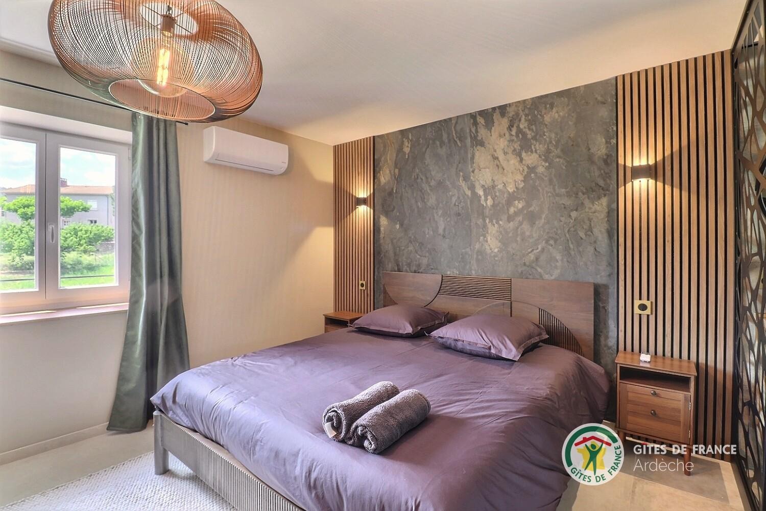 Deuxième chambre avec lit 180 et douche