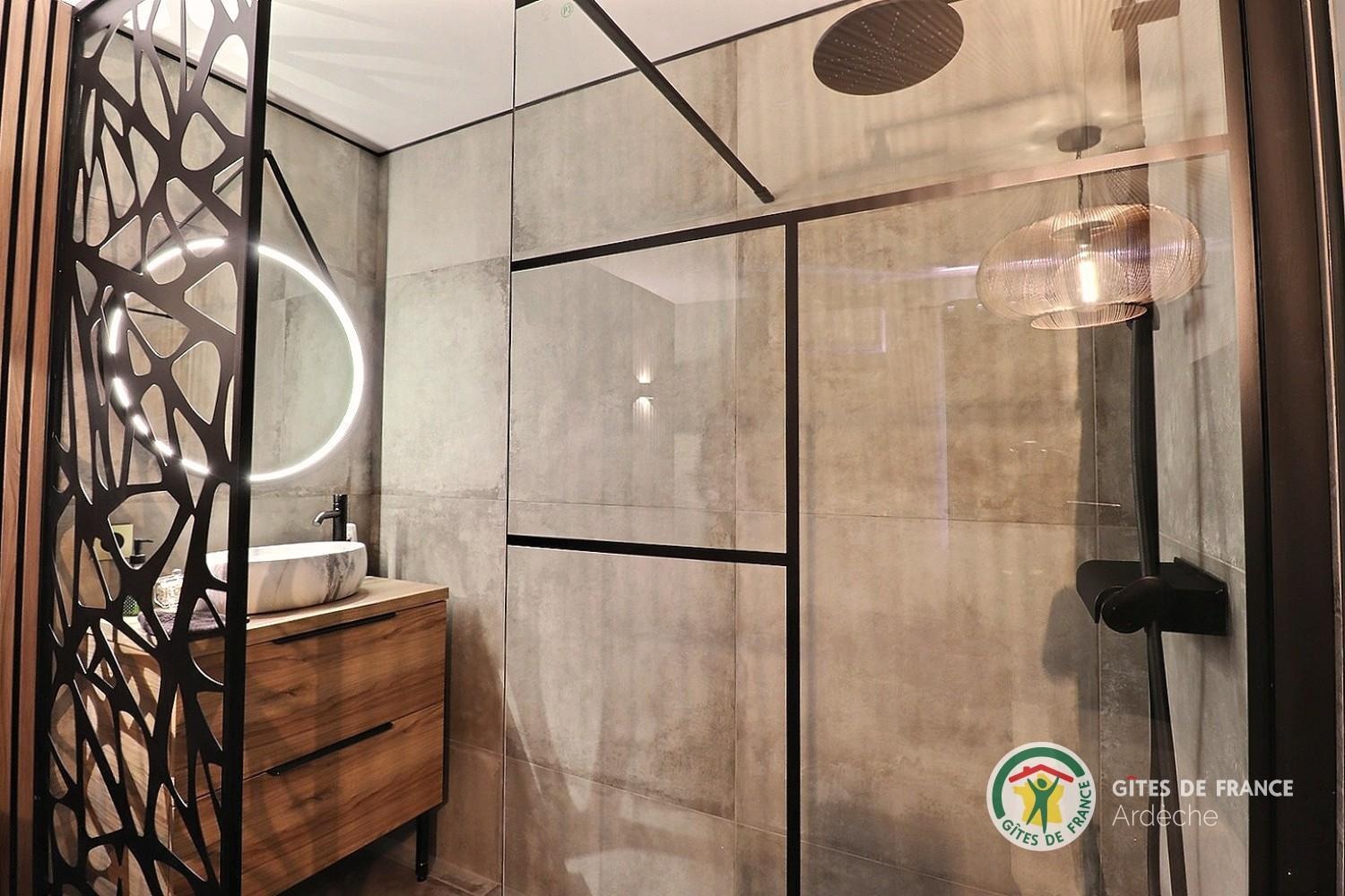 Deuxième chambre avec lit 180 et douche