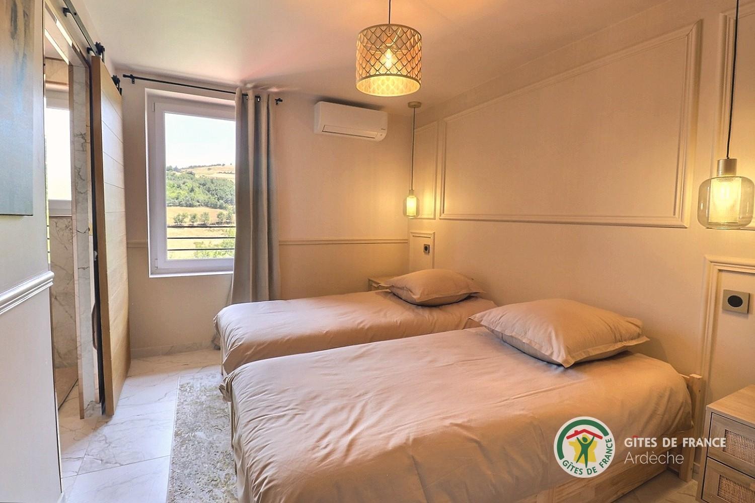 Troisième chambre avec deux lits 90 et salle d'eau privative
