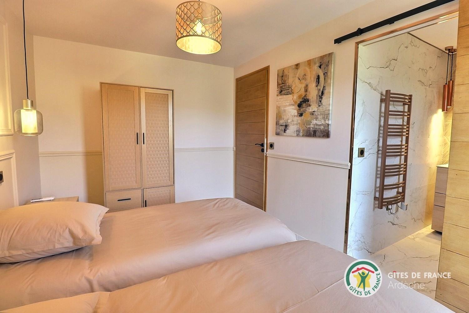 Troisième chambre avec deux lits 90 et salle d'eau privative