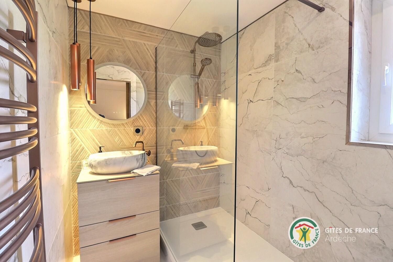 Troisième chambre avec deux lits 90 et salle d'eau privative