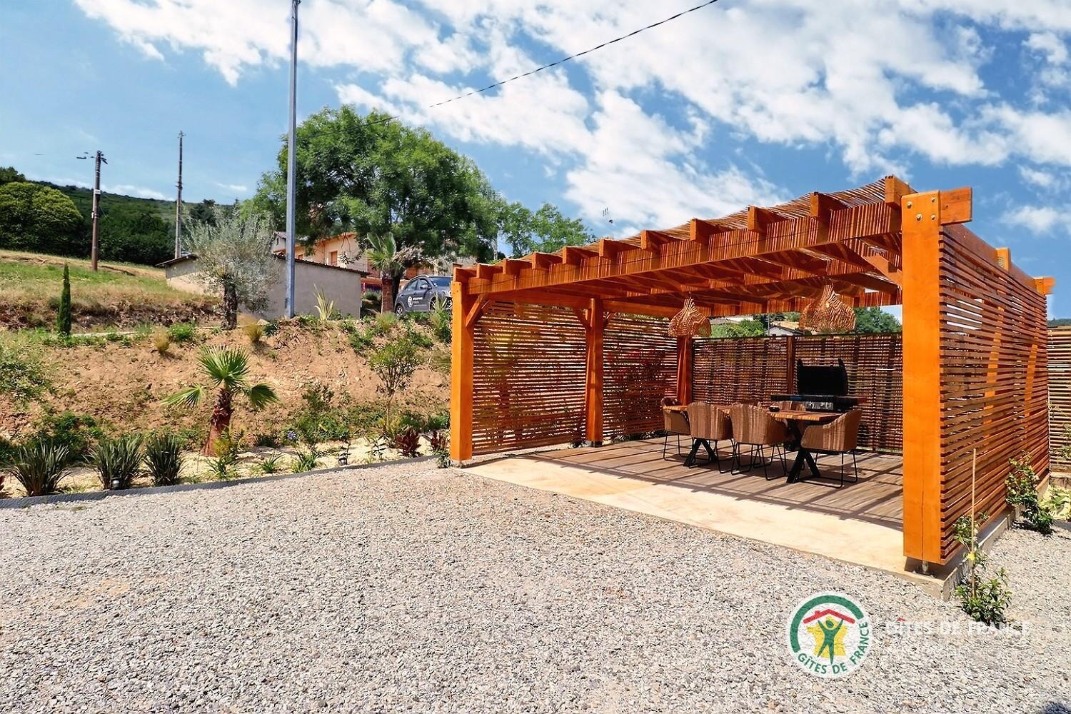 Terrasse avec pergola et parking au dessus