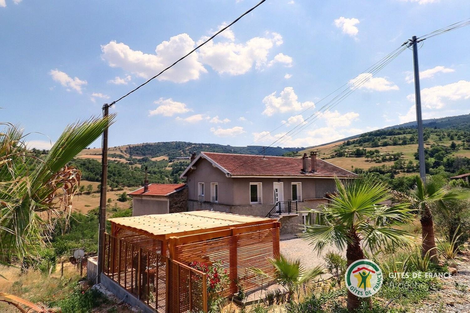 Vue sur la terrasse et le gîte