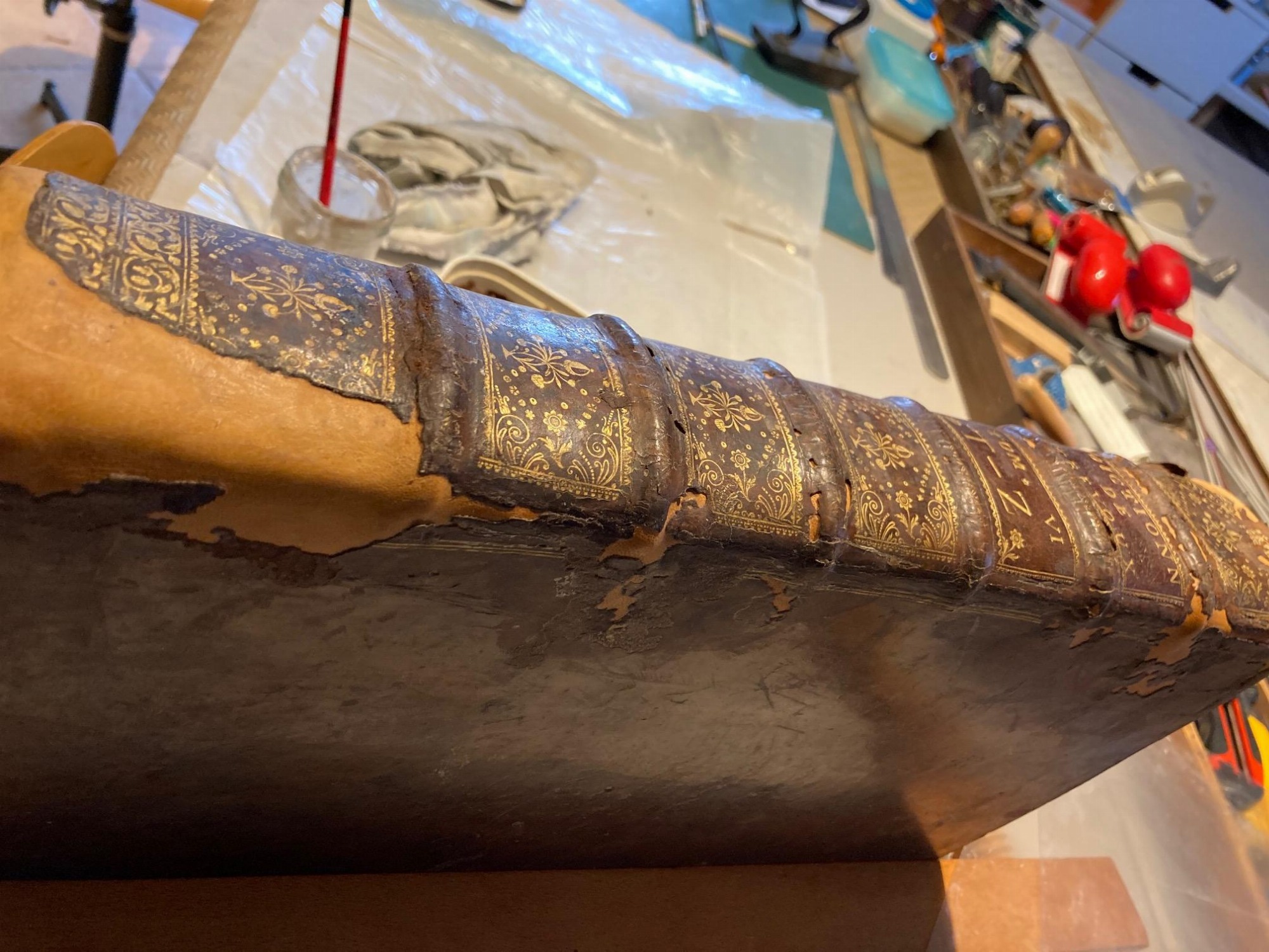 Découverte d'un atelier de reliure et de restauration de livres anciens, bandes dessinées_Roiffieux