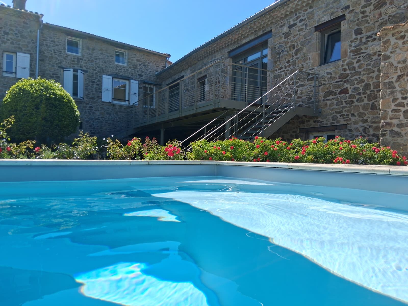 maison depuis la piscine