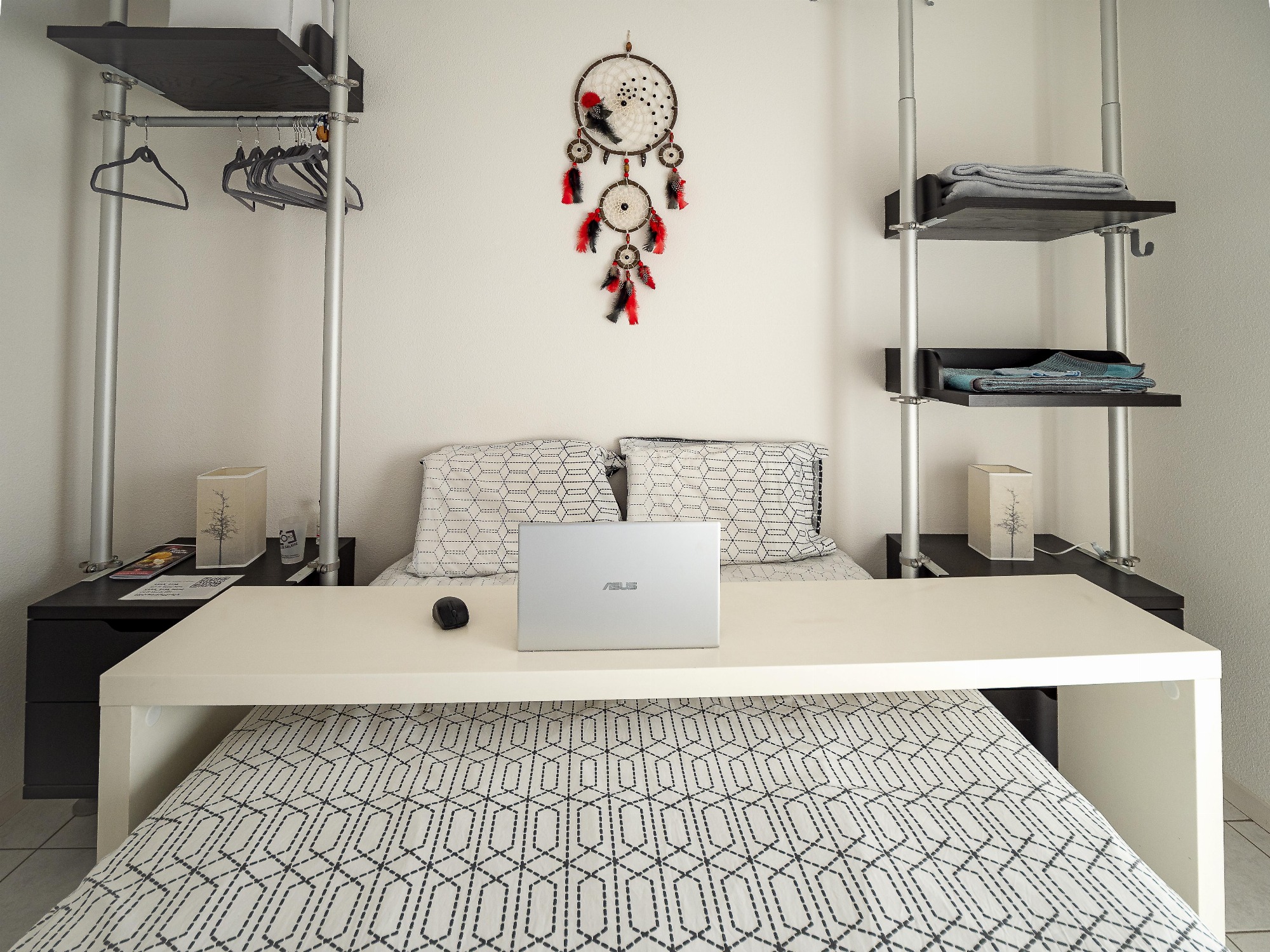 Espace de travail dans la chambre