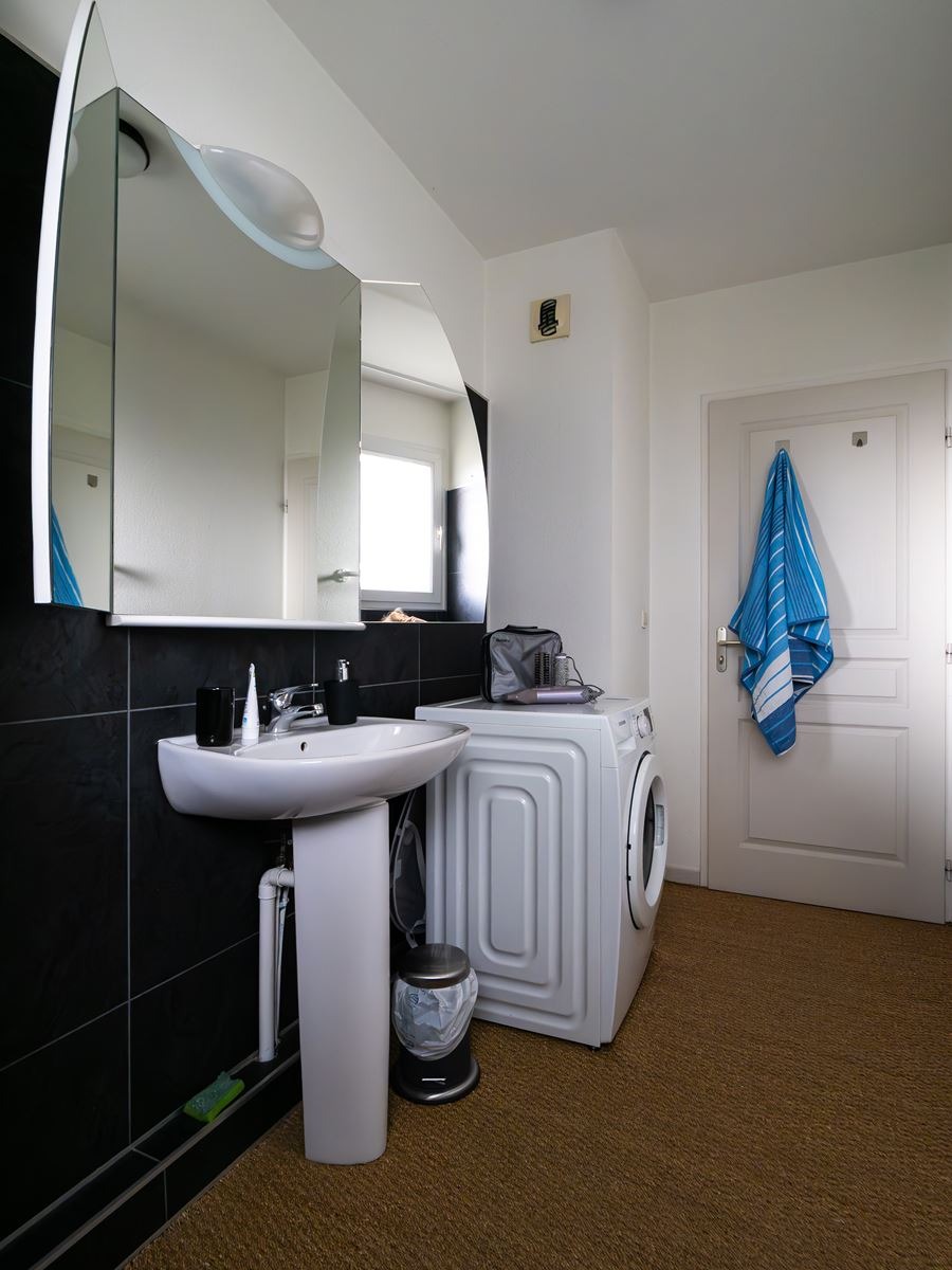 salle de bains privée à coté de la chambre