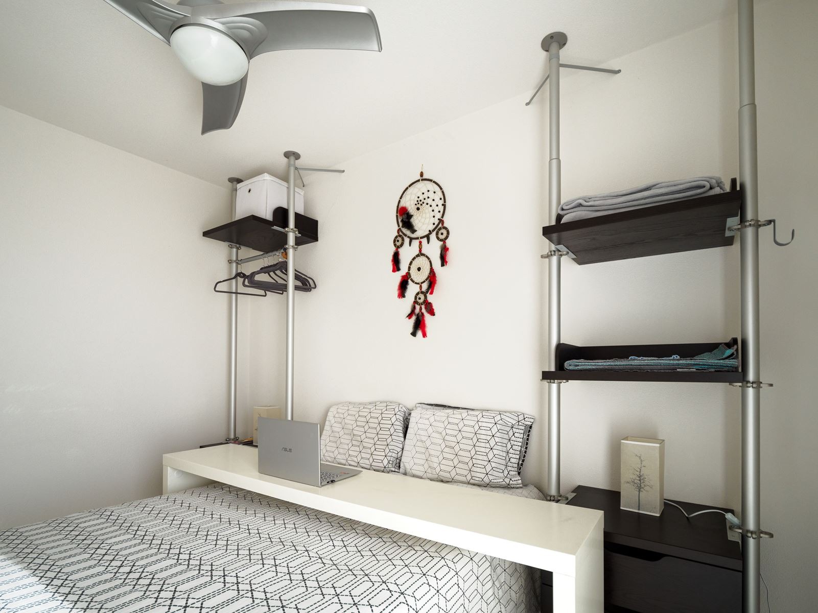 Chambre équipée de nombreux rangements