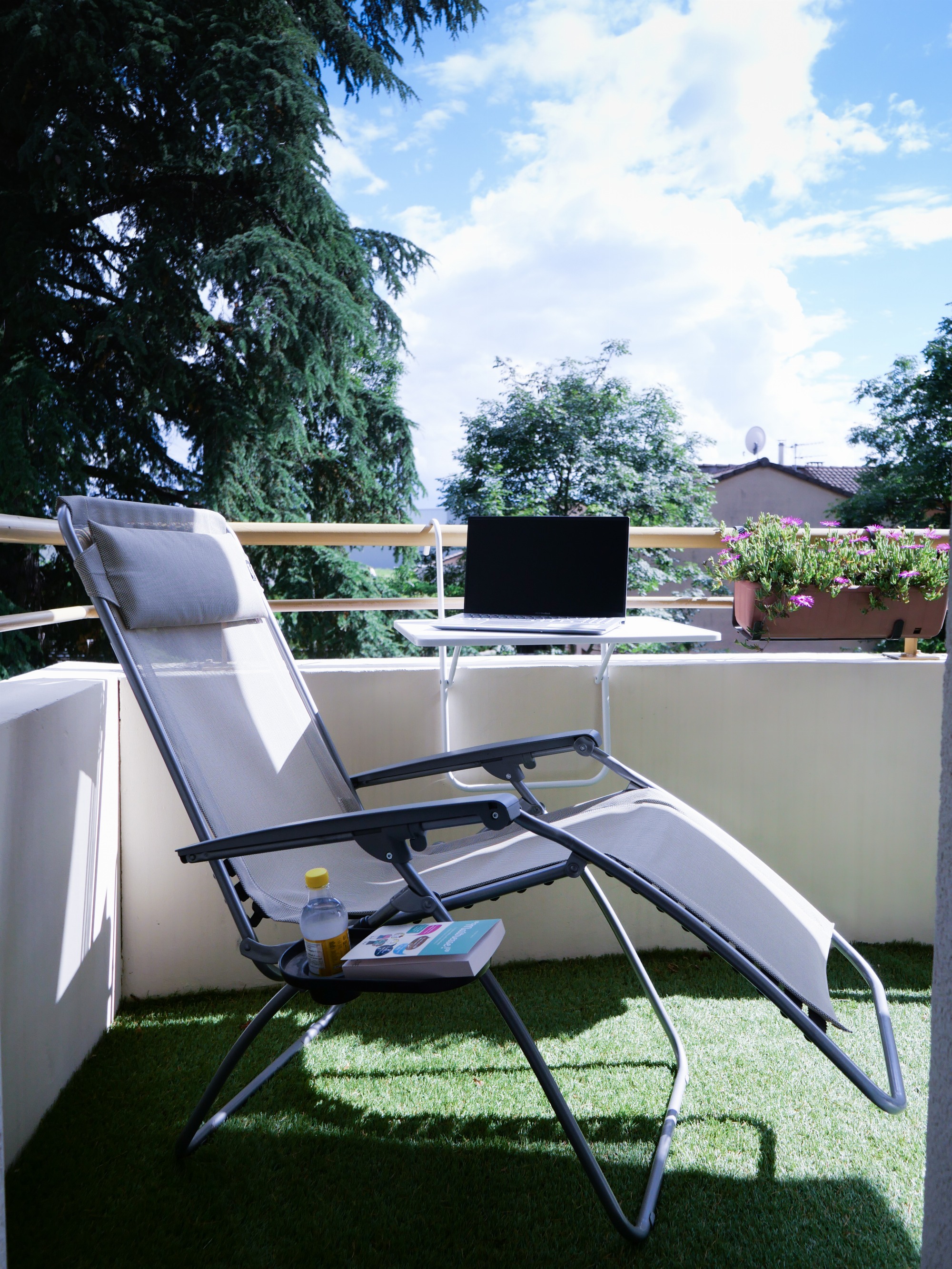 Transat et table individuelle pour profiter du balcon