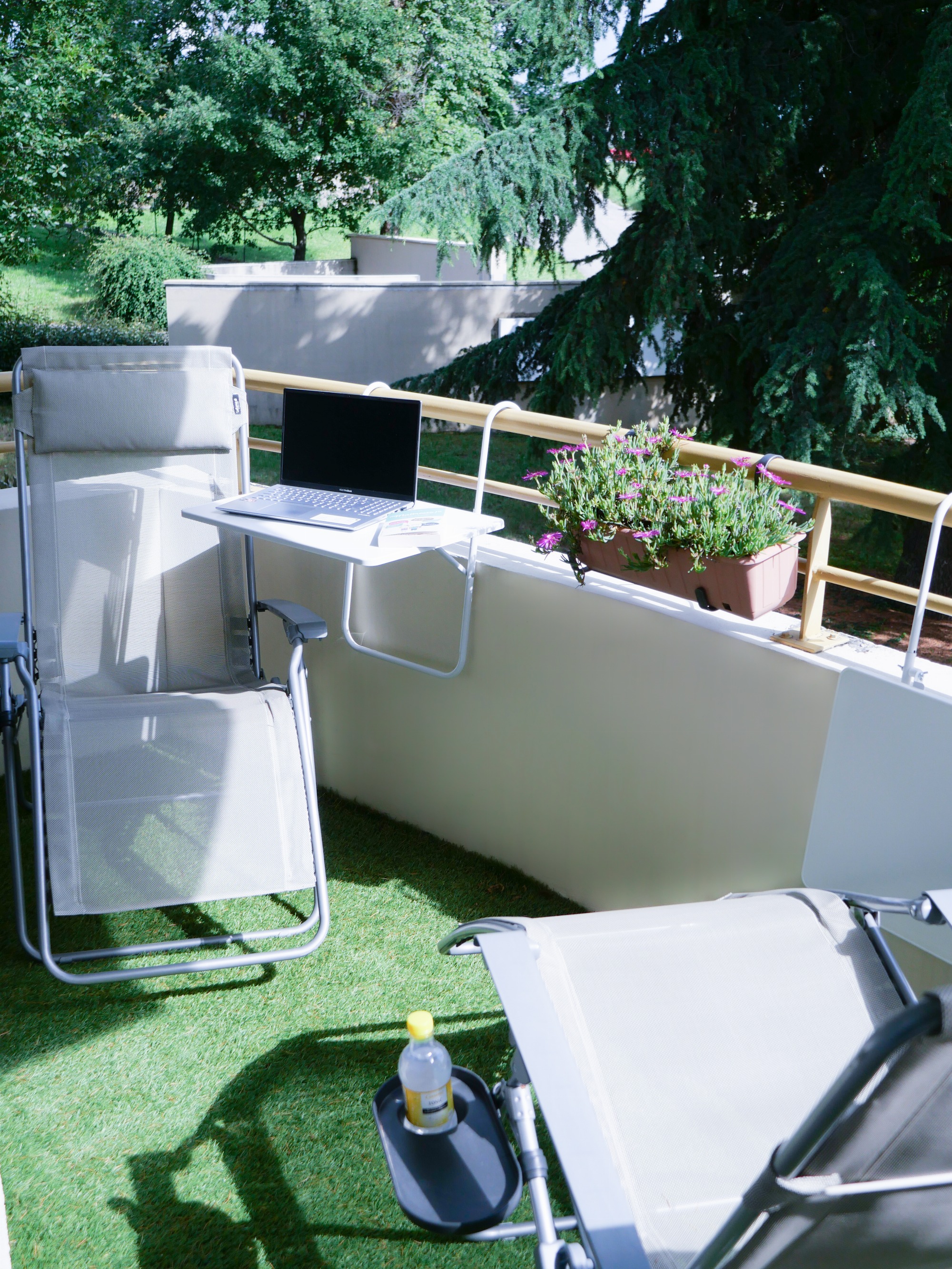 balcon aménagé pour se reposer ou travailler dehors