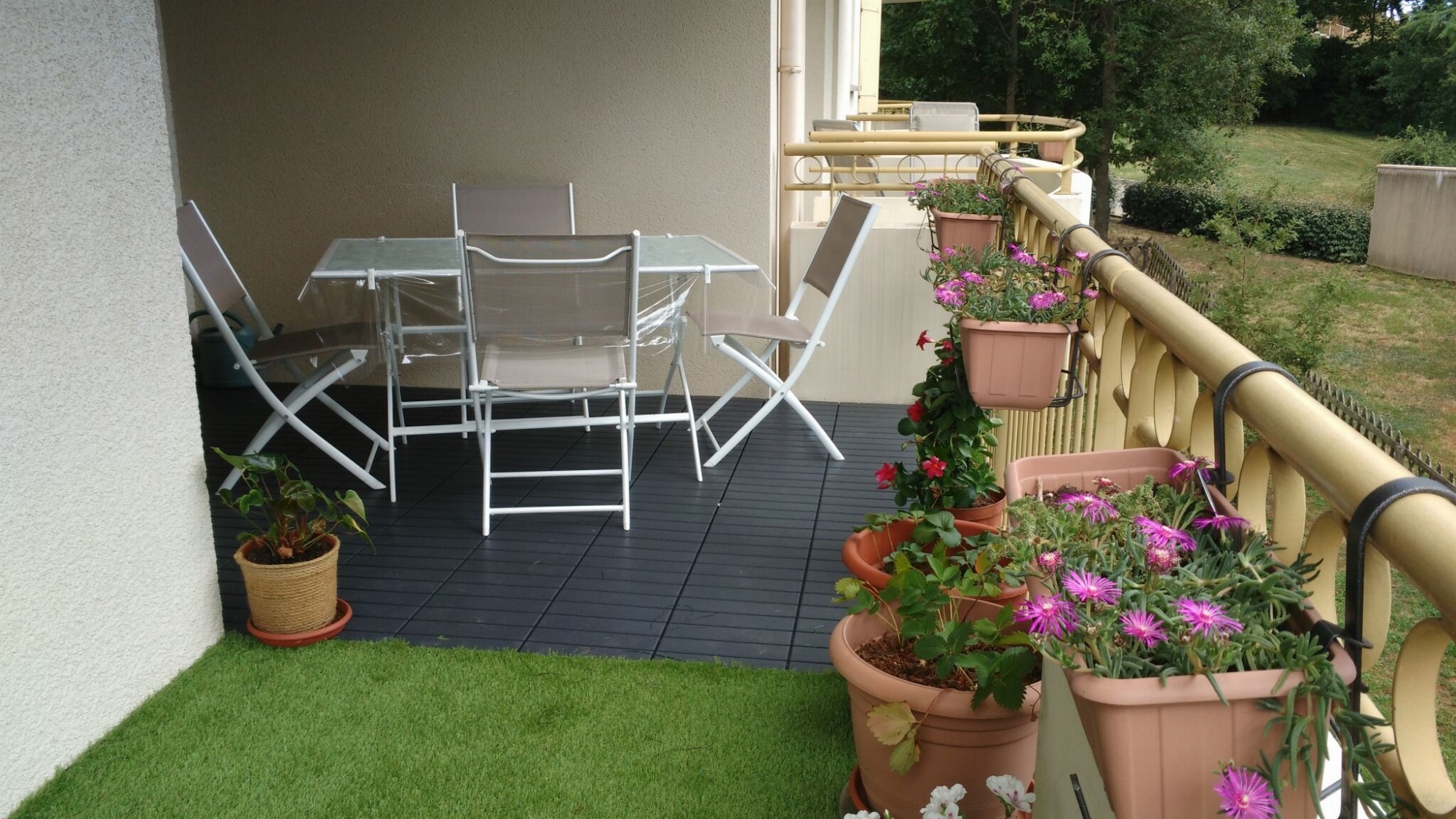 Terrasse pour les petits déjeuners en été