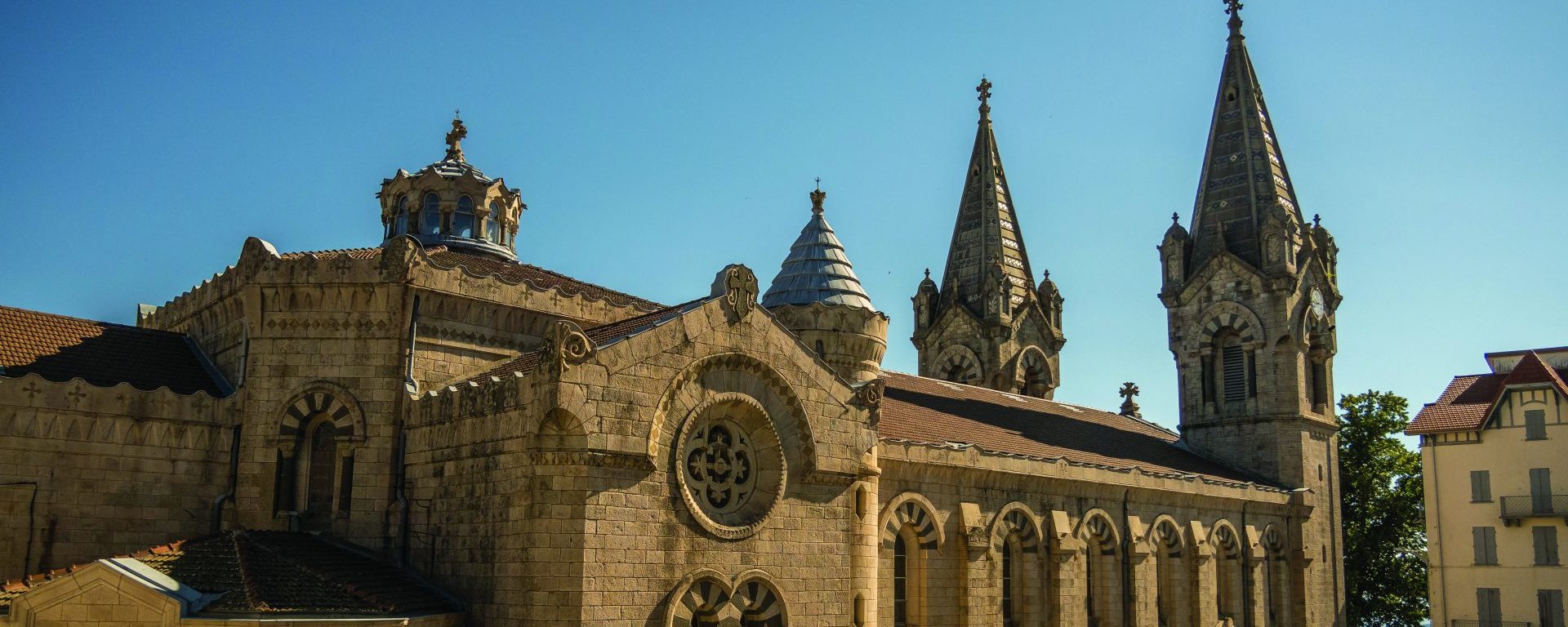 incontournable édifice en Ardèche du Nord, la basilique de Lalouvesc le rendez vous des pèlerinages et des marcheurs