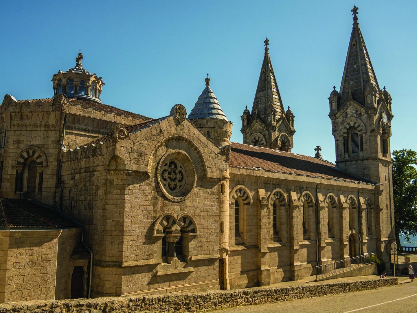 Lalouvesc ville Sanctuaire, la Basilique dédiée à Saint Jean François Régis et Sainte Thérèse Couderc