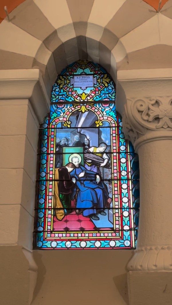 Levez les yeux… 👀✨
Les vitraux...